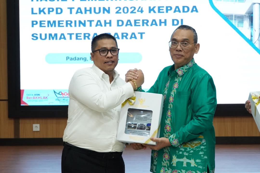 Wako Hendri Arnis saat menerima piagam WTP dari Kepala BPK RI Perwakilan Sumbar, Sudarminto Eko Putra.